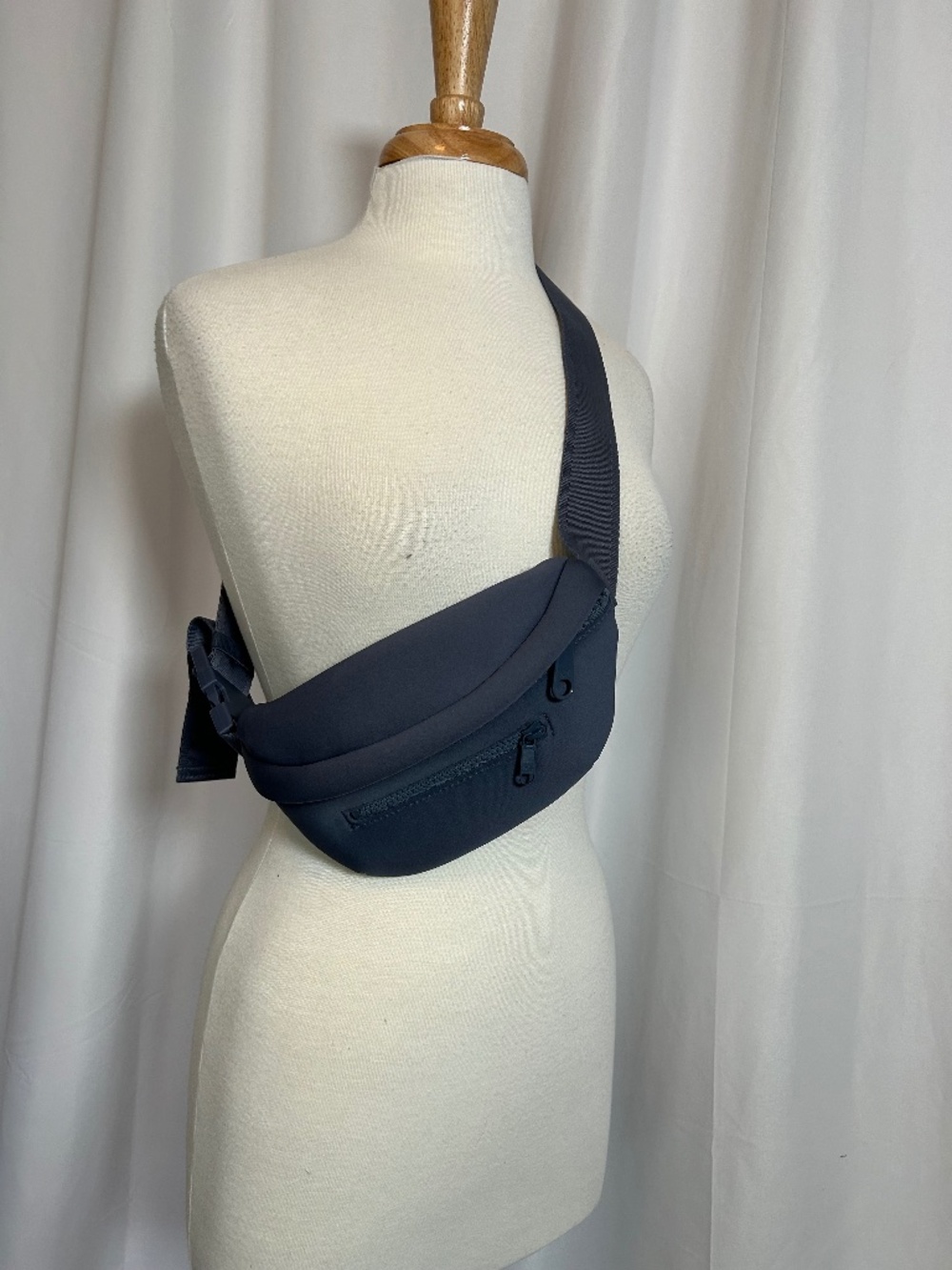 DAGNE DOVER ACE FANNYPACK IN NEOPRENE IN BLUE GRAY
